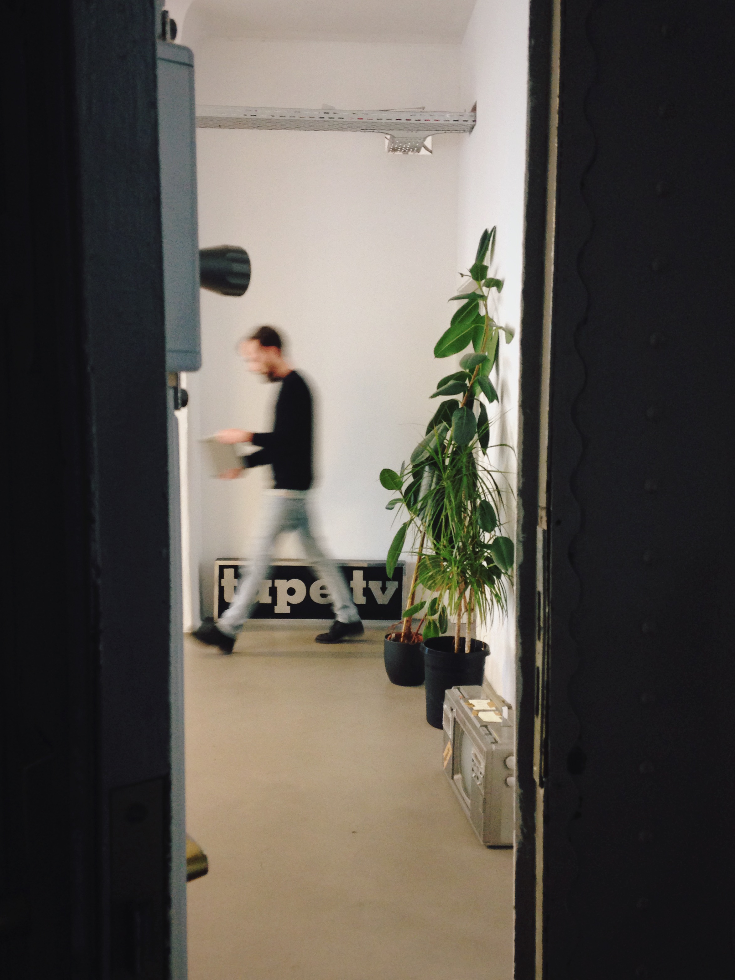 Roel van der Ven walking in the office of Tape.tv