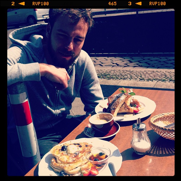 Roel van der Ven with french toast on a terrace