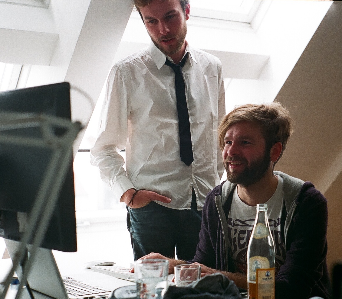 Roel van der Ven and Jan Berkel looking at a computer screen